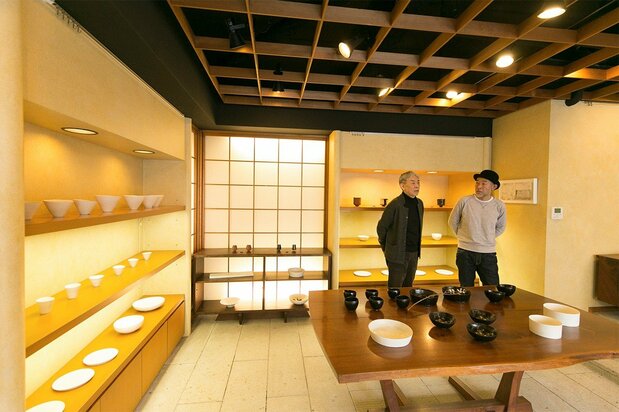 正在“桃居”举办个展的艺术家横山(右)和艺廊主人广濑(左)