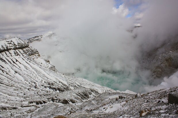El cráter de Nakadake adornado con la nieve del invierno. Es posible llegar en coche o en teleférico. Fotografía: Organización para la Promoción del Turismo de Kyūshū.
