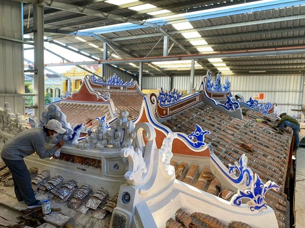 Les sections du toit du pont arborent des peintures décoratives complexes qui ont également dû être rénovées. (© JICA)