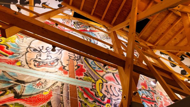 灯籠内部をのぞけるように展示してある。骨組みは津軽特産のヒバ材を使用