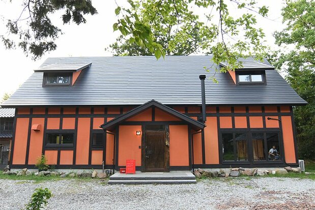 Les Nakatsuka ont choisi une couleur orange tamisée pour l'extérieur de la maison — la même couleur que le bureau de Bengs sur le continent.