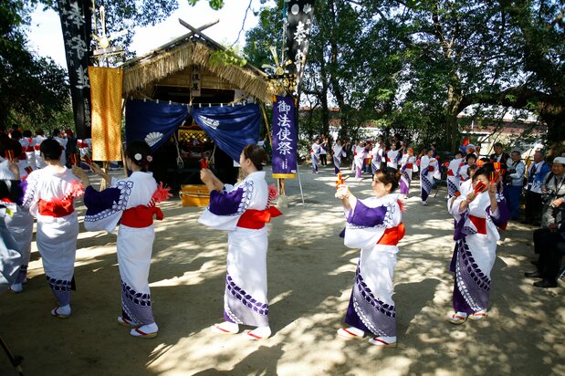 迎神方在新搭建的临时神堂旁等候神灵