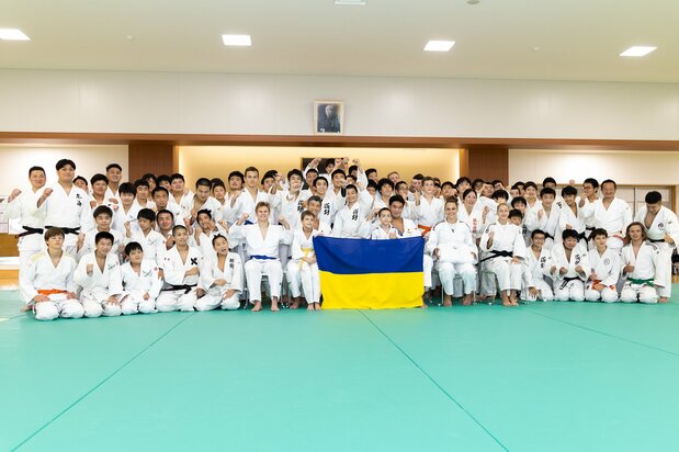Los miembros del club de judo de Ordesa con los estudiantes de la ciudad de Yokohama que participaron en el entrenamiento.