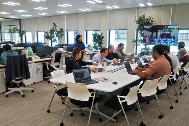 Nippon.com translators and editors comment on the ceremony in real time, in seven languages.