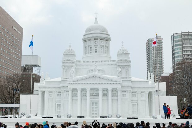 This large snow sculpture is a faithful reproduction of Helsinki Cathedral, a landmark in the Finnish capital. The sculpture was made to commemorate the centenary of diplomatic relations between Japan and Finland. (© 2019 Hokkaidō Broadcasting Co., Ltd.)