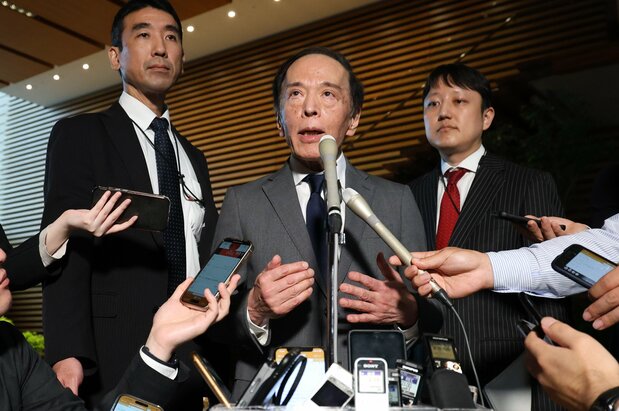 記者団の取材に応じる日本銀行の植田和男総裁=2024年5月7日、首相官邸(時事)