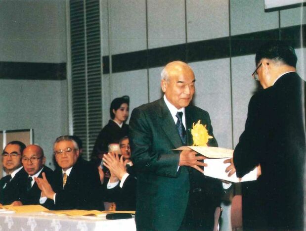 土地改良に功績のあった人に贈られる農林水産大臣賞の最高位ダイヤモンド賞の表彰を受ける佐野藤三郎。この式典の翌日、佐野は帰らぬ人となった 1994年3月24日 提供:亀田郷土地改良区