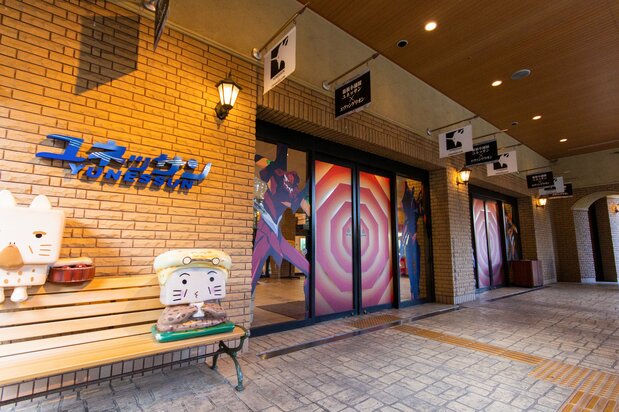 La puerta automática de entrada también está decorada con motivos de Evangelion.
