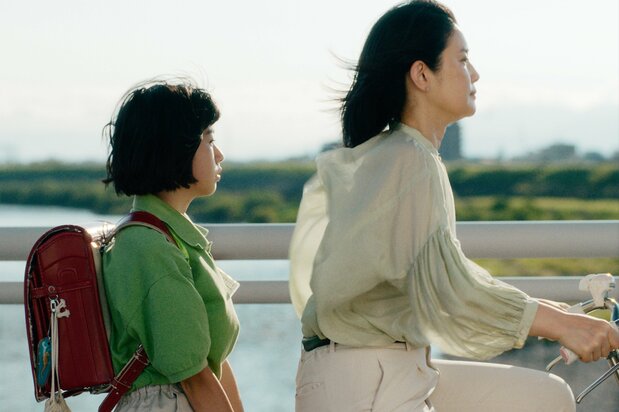詩子（石田ひかり）は病気の夫に代わって仕事に追われイライラしがちだ　© 2025「RENOIR」製作委員会 / International Partners