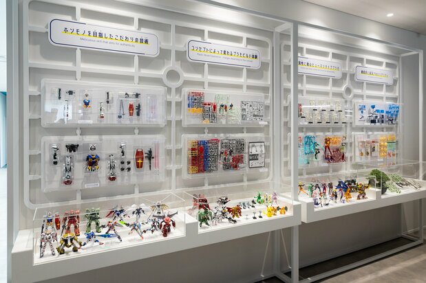 At the gallery near the end of the tour, some merchandise is available exclusively to museum visitors. (© Sōtsū/Sunrise, © Nippon.com)