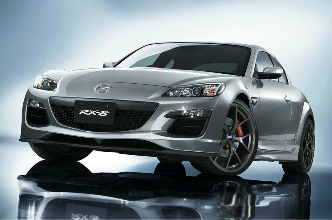 2013年春まで販売された「RX-8」。スポーツカーとしては最後のロータリーエンジン搭載車となる　©MAZDA