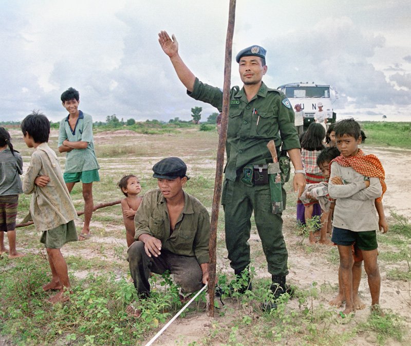 Japanese SDF members in the city of Takeo, Cambodia, undertaking peacekeeping operations with the cooperation of the local people (October 8, 1992). (Photo: Jiji Press)