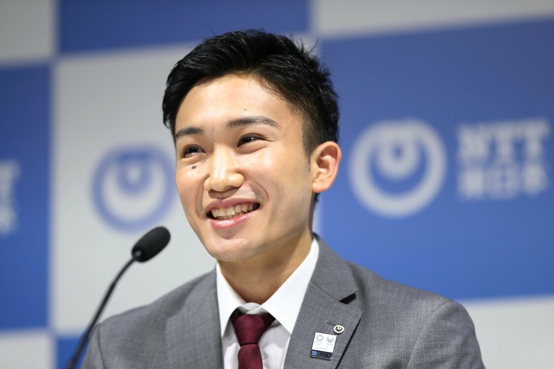 事故後の初会見では、「たくさんの方から激励の言葉をもらった。東京五輪では金メダルを狙いたい」と笑顔を見せた（2020年3月6日、東京都新宿区）時事