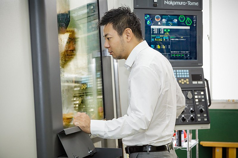 Takano operates the latest machine tools himself and is involved in development and manufacturing.