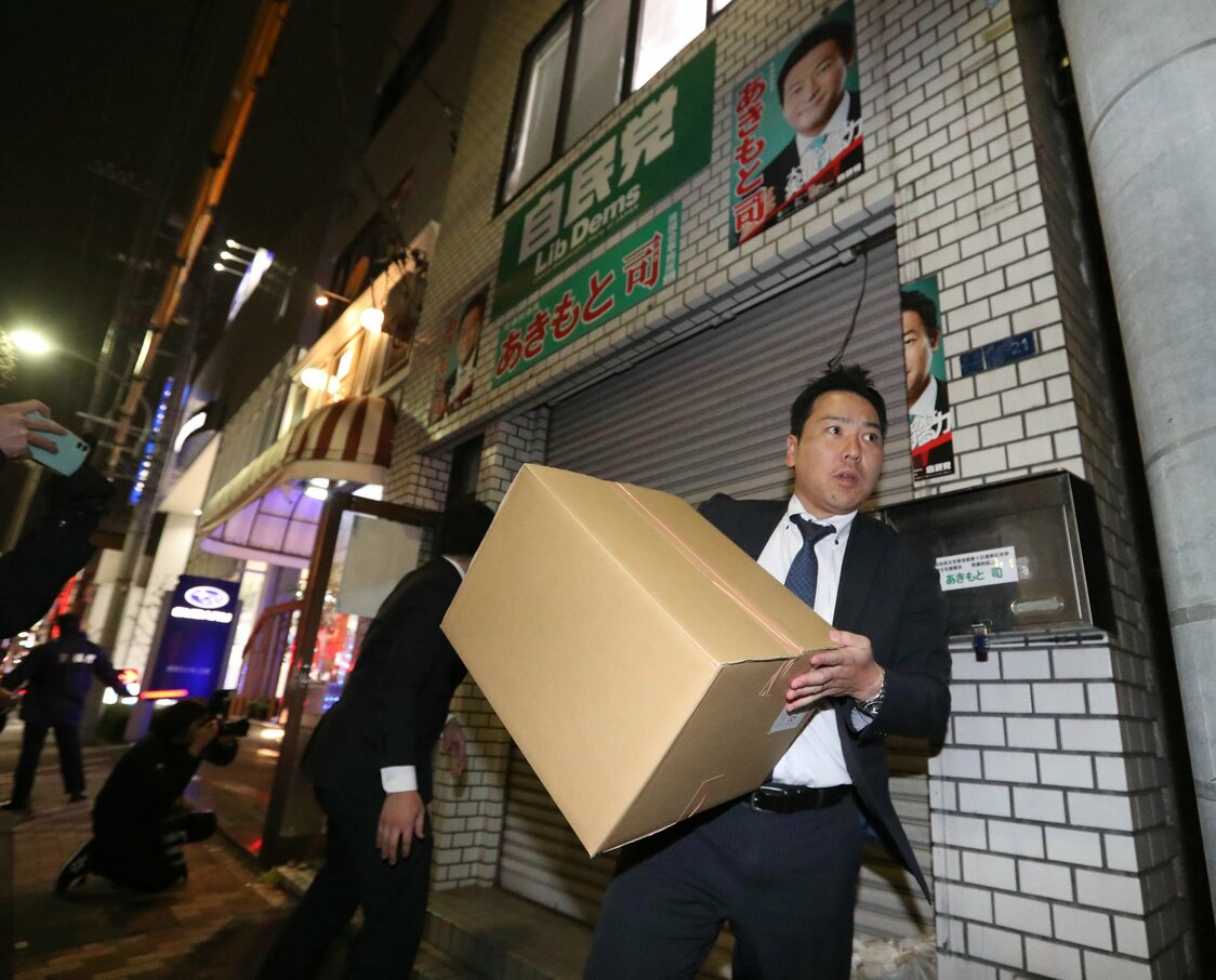 秋元司衆院議員の地元事務所から押収物が入った段ボールを運び出す東京地検の係官＝2019年12月19日、東京都江東区（時事）