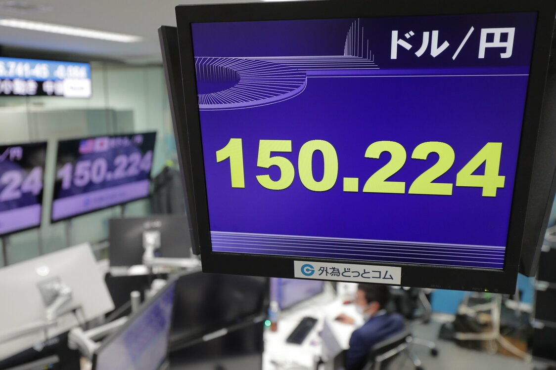 1ドル＝ 150円台前半に下落した円相場を示すモニター＝2022年10月21日午前、東京都港区の外為どっとコム（時事）