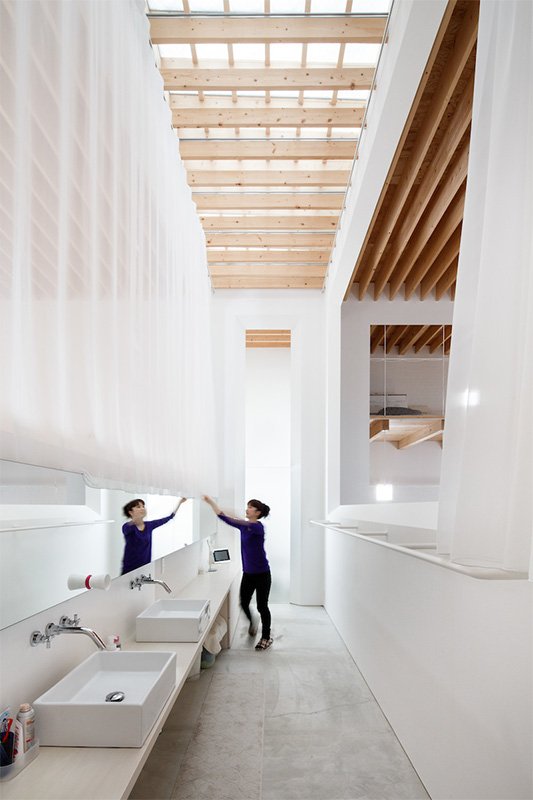La salle de bains. Le rideau ouvert donne sur la chambre à coucher, l’opposé donne sur le salon.