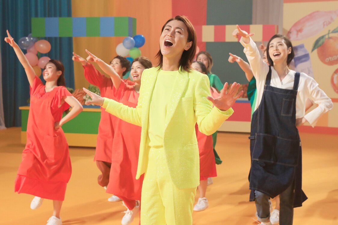 主題歌「Happy！」のMVの場面。氷川きよし（中央）のバックダンサーとして天海祐希も参加している　©2021映画『老後の資金がありません！』製作委員会
