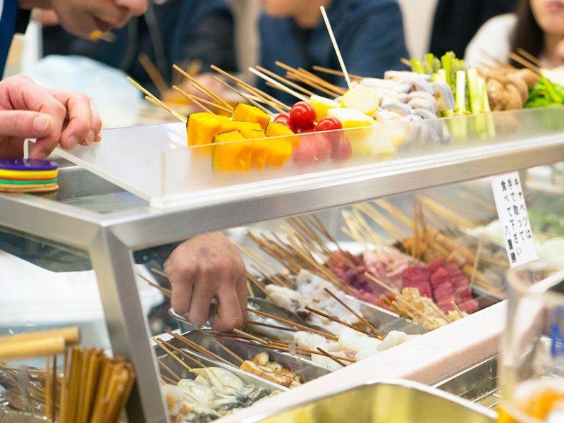كل الطعام المرصوص على منضدة البيع يبدو طازجاً ولذيذاً.