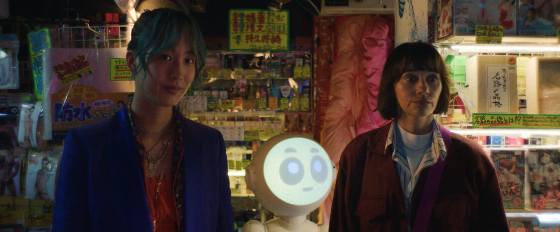 スージーはかつてマサと知り合ったバーで見習いバーテンダーのミクシー（アニー・ザ・クラムジー）と出会う（画像提供 Apple TV＋）