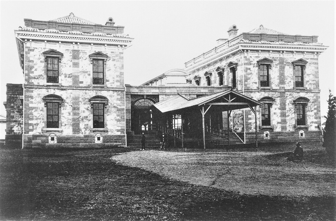 1872年開業直前の旧新橋停車場。設計は米国人建築家のリチャード・ブリジェンス。1914年の東京駅開業により貨物専用駅となり、関東大震災で駅舎本屋を焼失した　【国鉄清算事業団提供】 時事