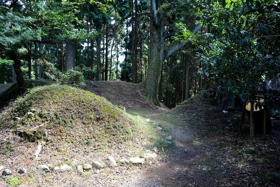 喰（くい）違いの虎口（岐阜県の松尾山城跡））＝筆者提供