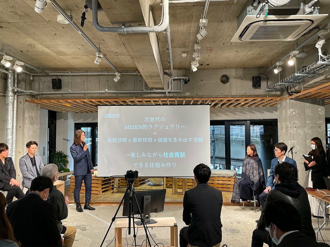 株式会社MIZENの設立発表会での寺西俊輔氏（左）