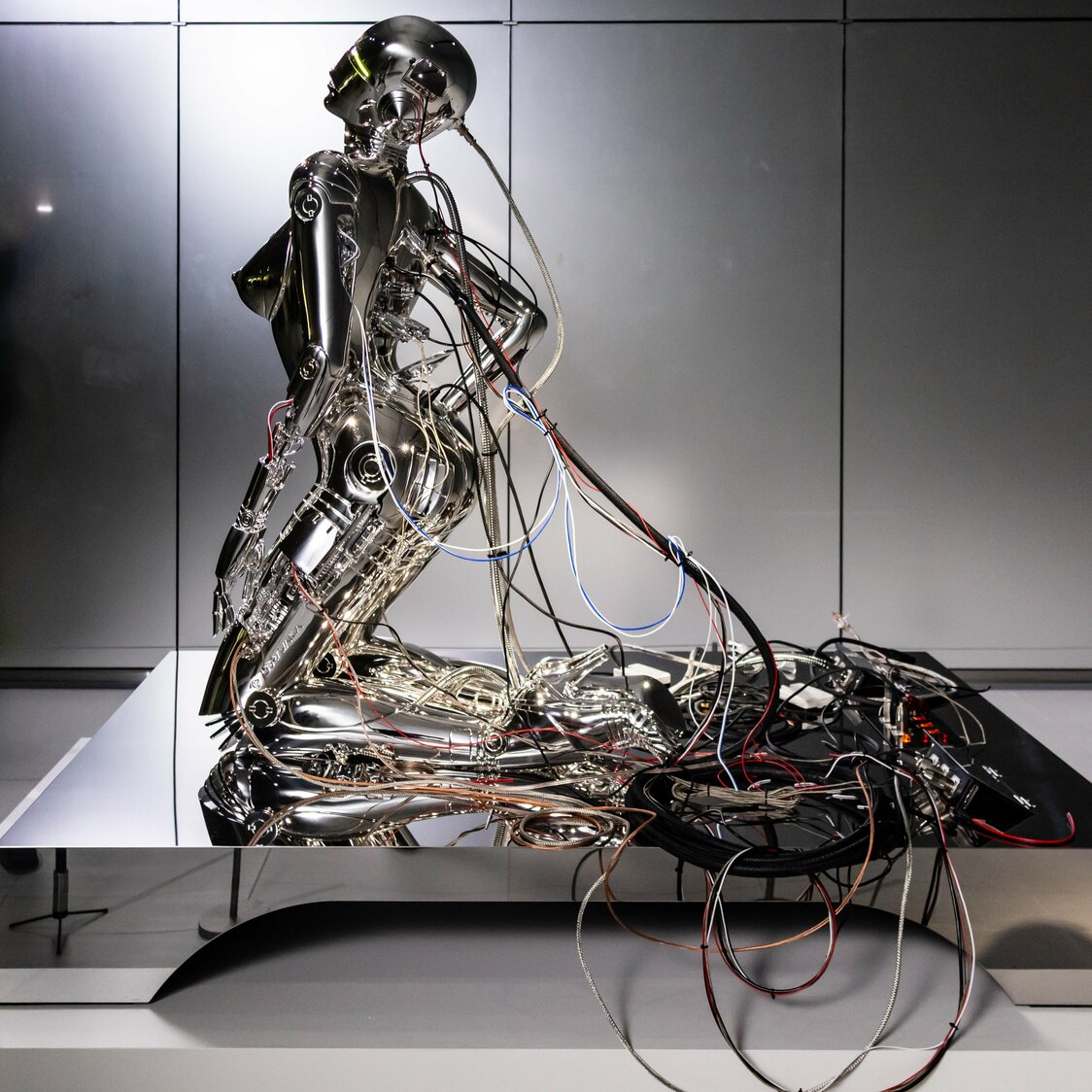 A new sculpture by Sorayama Hajime modeled on Kusanagi Motoko: Sexy Robot_The Ghost in the Shell Type 1. (© Sorayama Hajime; courtesy Nanzuka; © Shirow Masamune/Kōdansha)