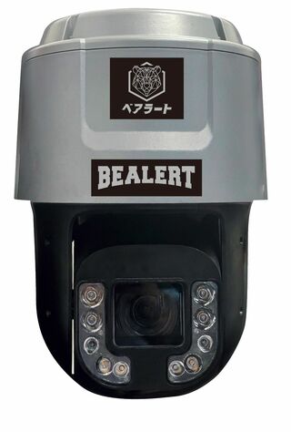 يستخدم نظام Bealert كاميرات مزودة بمستشعرات تعمل بالذكاء الاصطناعي لرصد الدببة، ثم يحذر السكان من وجودها ويحاول طردها بإصدار أصوات مرتفعة (© بوجو كينكيوشو/بي آر تايمز).