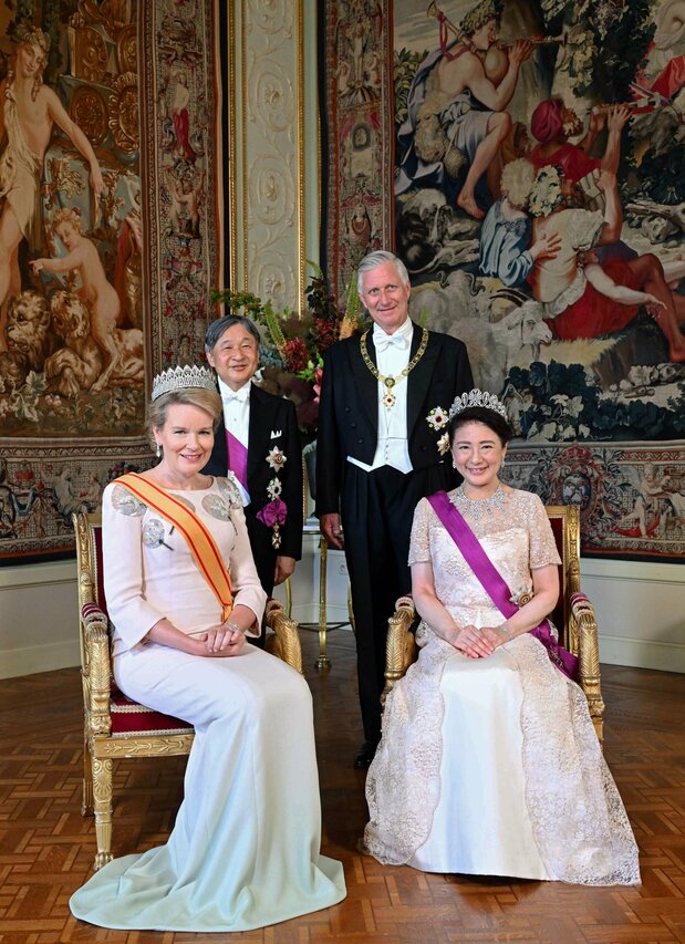 ベルギー国王夫妻主催の晩さん会を前に記念撮影に臨まれる天皇、皇后両陛下とフィリップ国王夫妻＝23日、同国ブリュッセルのラーケン宮［代表撮影］（時事）