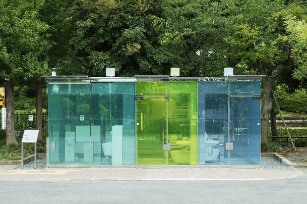代々木公園に近い「はるのおがわプレーパーク」にある坂茂(建築家)設計のトイレ。使用中はガラスが不透明になる(撮影:永禮賢、提供:日本財団)