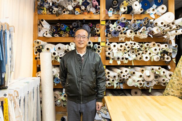 El telar GEN MAEDA originalmente fabricaba seda para paraguas y otros productos, pero su representante actual comenzó a especializar su producción en algodón orgánico.