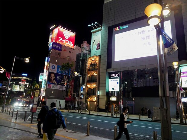 La place devant Shinjuku Alta quasiment déserte