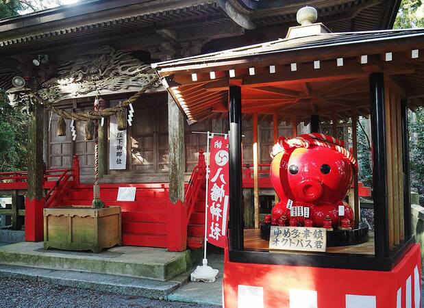 入谷八幡神社に奉納されたオクトパス君のブロンズ像