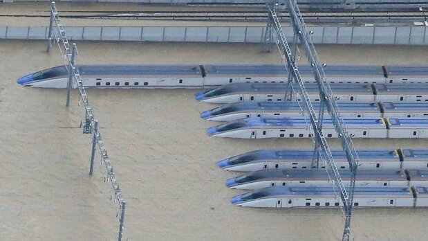 台風19号の大雨で千曲川が氾濫し、水につかった北陸新幹線の車両=2019年10月13日、長野市(時事)