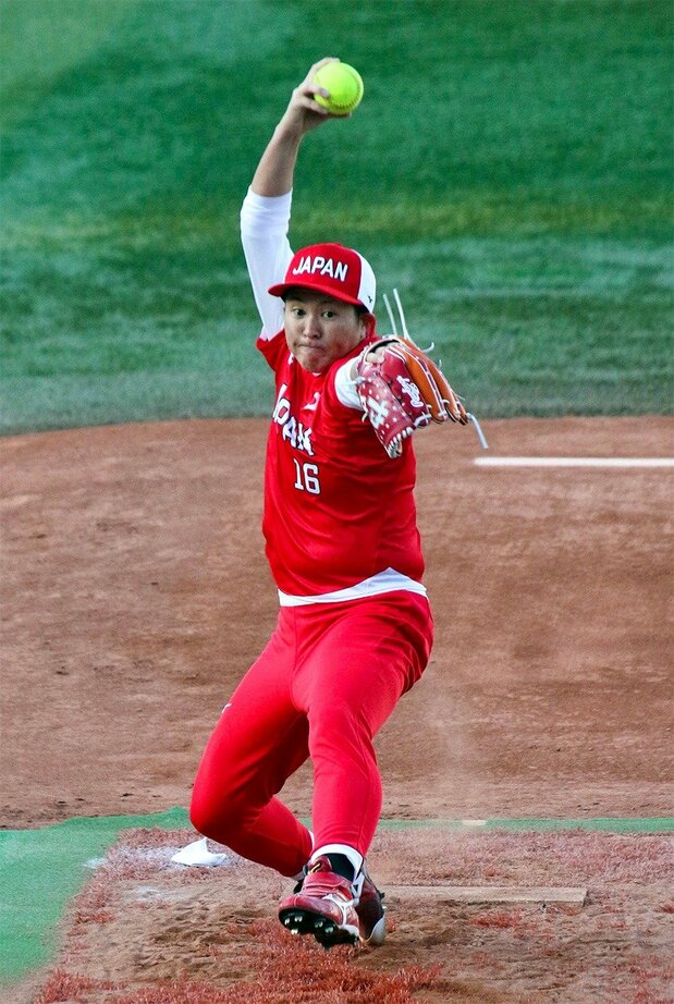 日本代表合宿で投球練習する藤田(2020年11月17日、横浜スタジアム)時事