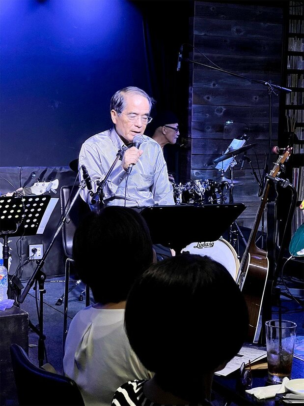 ライブで熱唱する税理士ミュージシャンの八ツ尾順一氏(八ツ尾氏供)