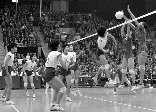 The Japanese women’s volleyball team, nicknamed the “Oriental Witches,” competing for the gold medal at the 1964 Tokyo Games against the Soviet Union. (© Kyōdō)