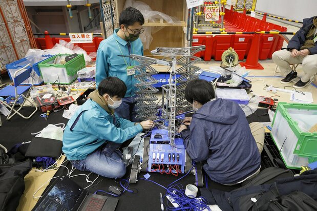 De vuelta en el foso del patio trasero, los estudiantes estaban inmersos en trabajos de reparación y ajuste, sin tiempo para descansar.
