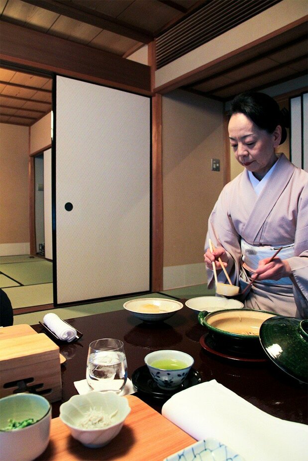 「あさば」の部屋食=筆者提供