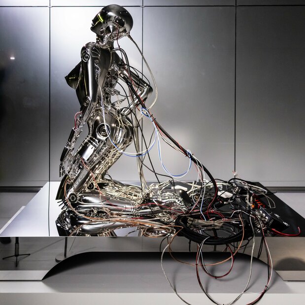 草薙素子をモデルにした空山基の新作彫像《Sexy Robot_The Ghost in the Shell type 1》 © Hajime Sorayama. Courtesy of NANZUKA. © Shirow Masamune / KODANSHA