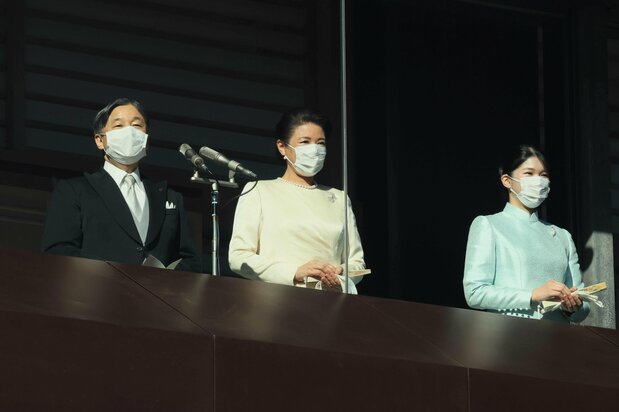 Emperor Naruhito, at left, extends New Year greetings to members of the public at the imperial palace on January 2, 2023. (© Jiji)