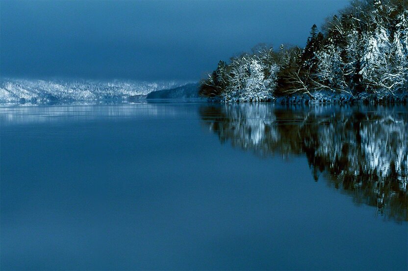 Le lac Kussharo se dessine avec la brume matinale qui se lève.