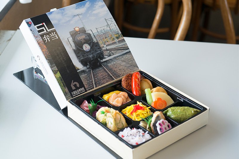 食堂車内では博物館オリジナル弁当を購入し、座席で食事を取ることができる。