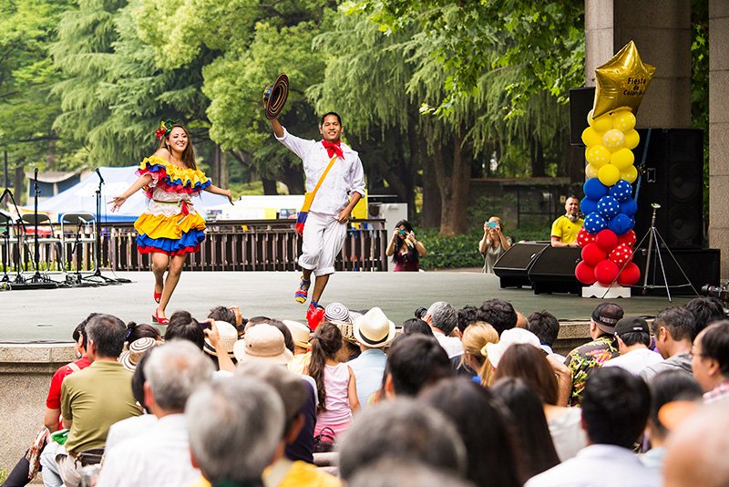 独立記念祭のステージ上では、陽気で明るいダンスが繰り広げられた