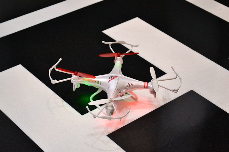 El drone de juguete 4CH QuattroX CORE de Nikko Kyosho Egg.