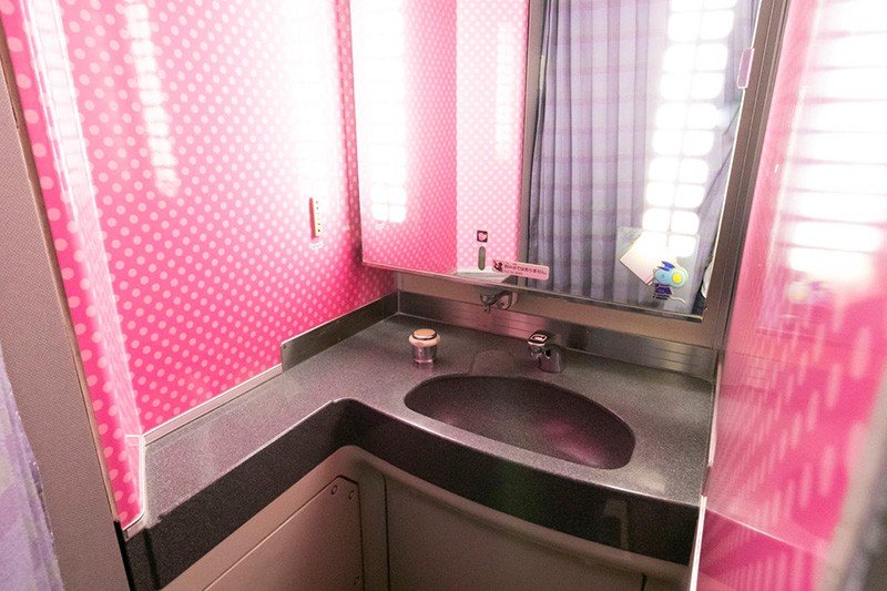 El lavabo cuenta con un patrón de lunares rosas.