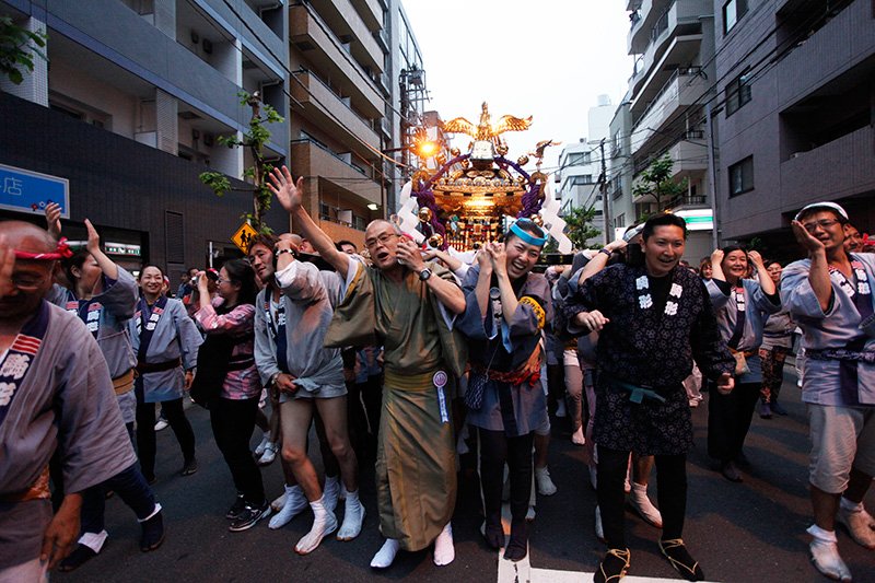 第五代传人恩田舜史与怜美夫人和修一起抬神轿，配合默契