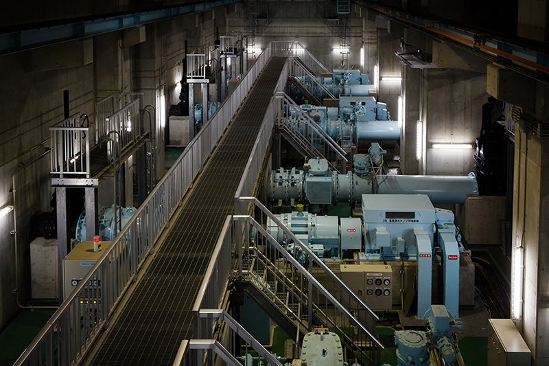 Bombas de distribución para mover el agua dentro de la planta depuradora. Existen bombas similares en diversos puntos del área metropolitana de Tokio, para lograr que el agua corriente se mueva con casi la misma presión en todos los puntos de la ciudad