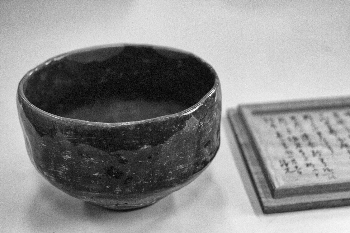 初代・嘉兵衛愛用の赤樂茶碗。あちこち金継ぎ（2010）